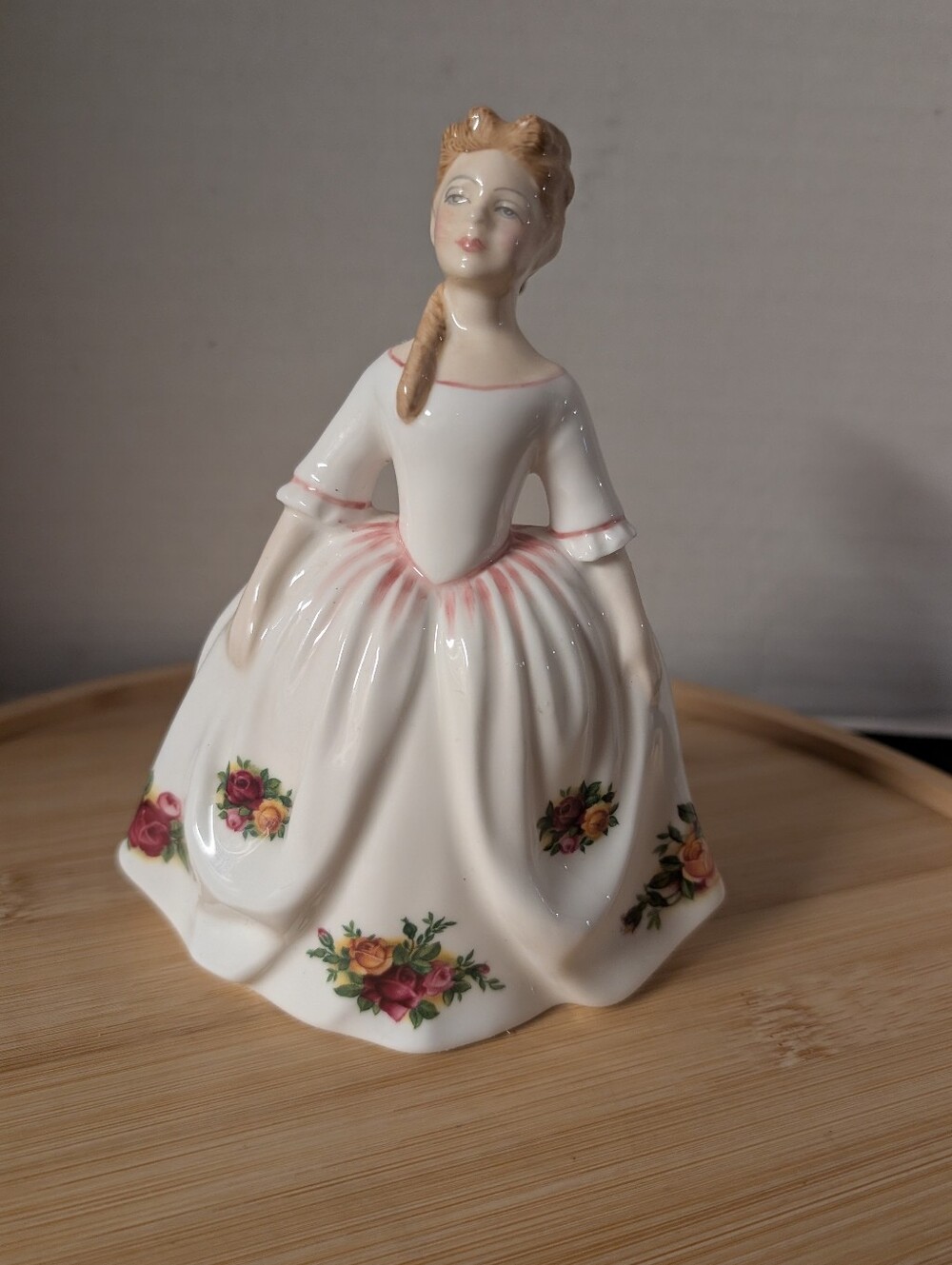ROYAL DOULTON  BONE CHINA OLD COUNTRY ROSES FIGURINE PEGGY DAVIES HN 3482